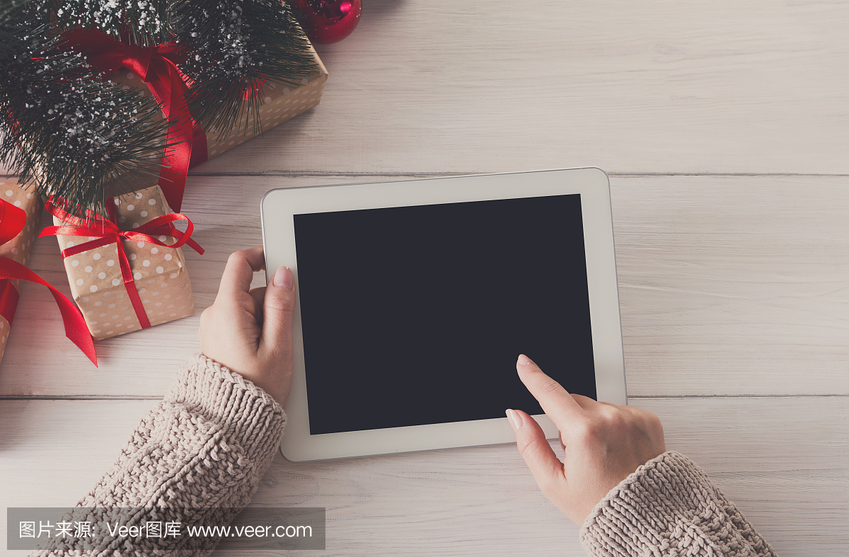 女人圣诞节网上购物平板电脑,俯视图