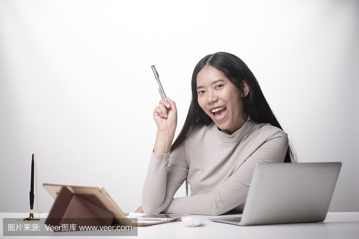 妇女工作的笔记本电脑从家里的木地板上与邮政包裹,网上销售的想法概念